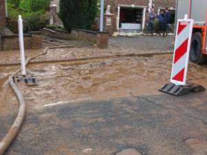 L'eau s'en va la boue reste