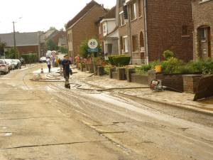 La rue des Déportés après inondations (© Jean-Pierre Fumière)